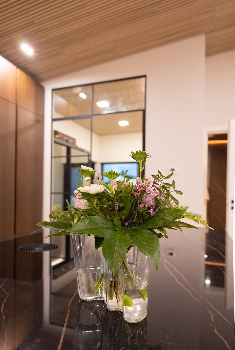 Gli apparecchi scelti forniscono una luce sufficiente per uno spazio elevato. © LedStore.fi